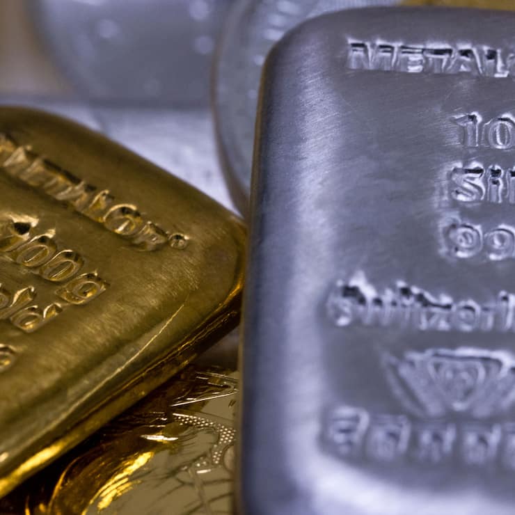 Ein 100-Gramm-Goldbarren und ein 100-Gramm-Silberbarren. (Mai 2024)