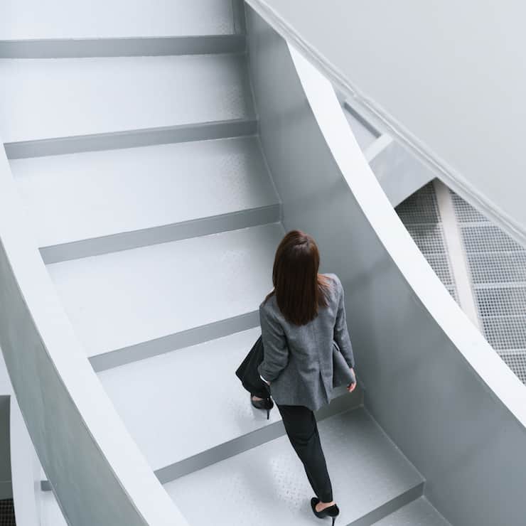 Frau auf Treppe