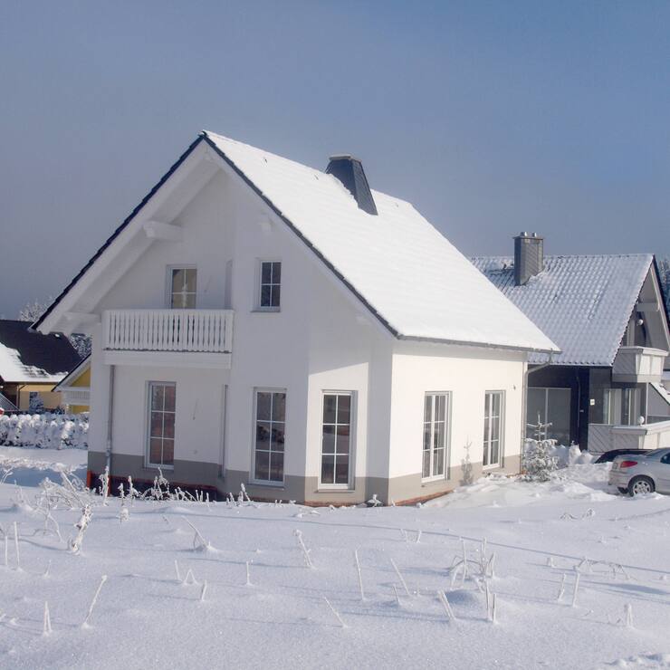 Einfamilienhaus im Winter: Beim Kauf von Immobilien lauern viele Tücken.