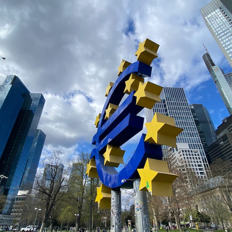 Euro-Skulptur vor dem ehemaligen Sitz der Europäischen Zentralbank in Frankfurt.