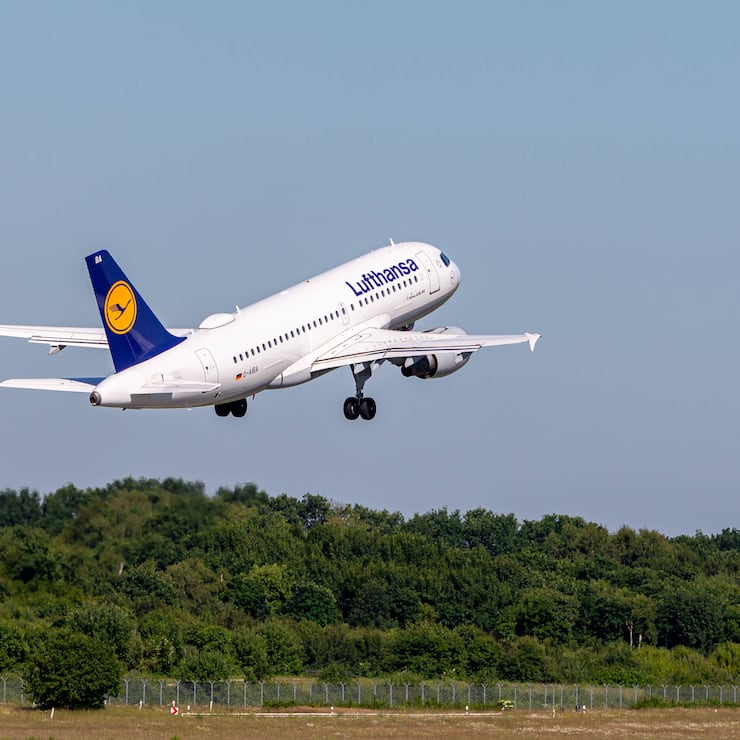 15.06.2020, Lufthansa : Flugzeug der Lufthansa startet am Hamburger Flughafen 15.06.2020, Lufthansa 15.06.2020, Lufthansa *** 15 06 2020, Lufthansa aircraft takes off at Hamburg airport 15 06 2020, Lufthansa 15 06 2020, Lufthansa 