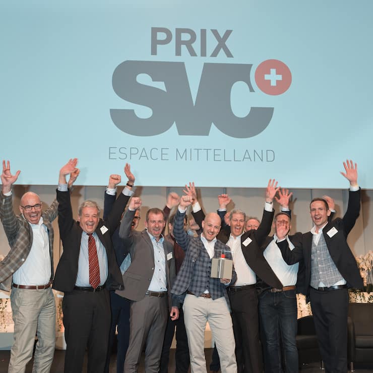 Milo Gasser, CEO Asic Robotics, Preisgewinnermit Mitarbeitern