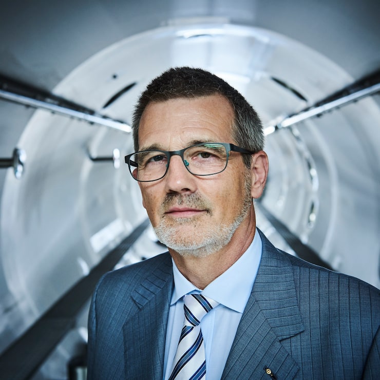 Philip Mosimann im Vakuum-Bandtrockner, erbaut in Niederweningen, parat für die Ausfuhr nach Asien.