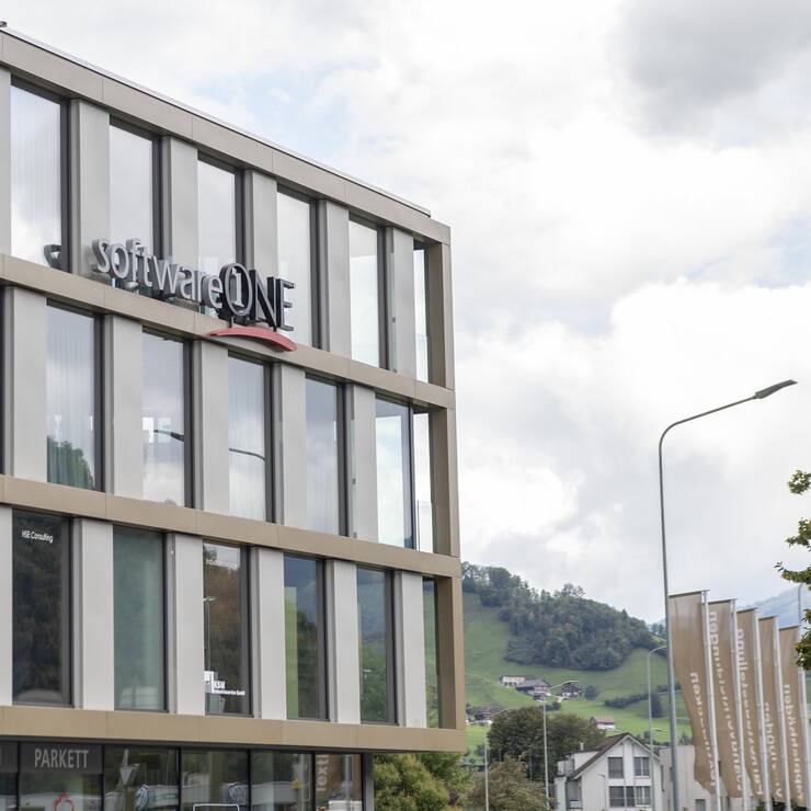Das Logo der Firma SoftwareOne am Hauptsitz in Stans, am Montag, 30. September, 2019. Die Firma SoftwareOne spezialisiert sich in der Verwaltung von Softwarelizenzen fuer Firmenkunden und beschaeftigt weltweit rund 5300 Personen. (KEYSTONE/Urs Flueeler)