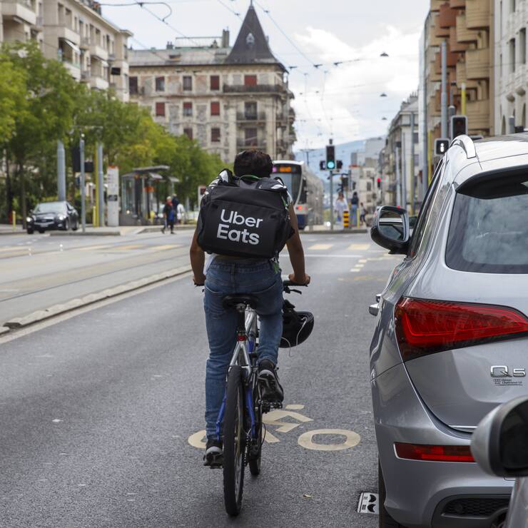 Un coursier partenaire de la societe Uber Eats roule en ville de Geneve avec un velo pour livrer des repas a domicile, ce lundi 19 aout 2019 a Geneve. (KEYSTONE/Salvatore Di Nolfi)