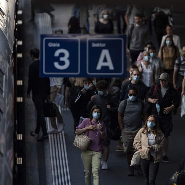 Die Zugsreisenden mit Schutzmasken verlassen einen Zug waehrend der Corona-Pandemie am Montag, 6. Juli 2020 im Bahnhof Luzern. Ab Montag, 6. Juli 2020, muessen schweizweit alle Passagiere in den oeffentlichen Verkehrsmitteln Schutzmasken gegen die Verbreitung des Coronavirus COVID-19 tragen. (KEYSTONE/Urs Flueeler)