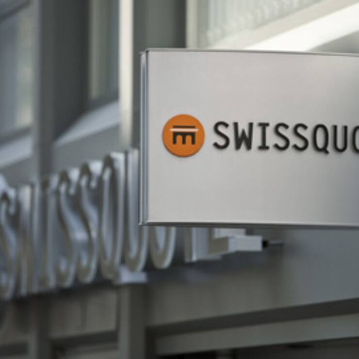 Das Logo der Onlinebank Swissquote auf einem Schild. 