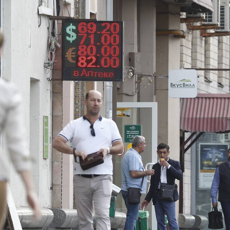 MOSCOW, RUSSIA - SEPTEMBER 10, 2018: A digital board outside a Moscow exchange office displays the current exchange rate of foreign currencies; the US dollar has exceeded 70 roubles at Moscow Exchange for the first time since March 2016. Artyom Geodakyan/TASS (Photo by Artyom Geodakyan\TASS via Getty Images)