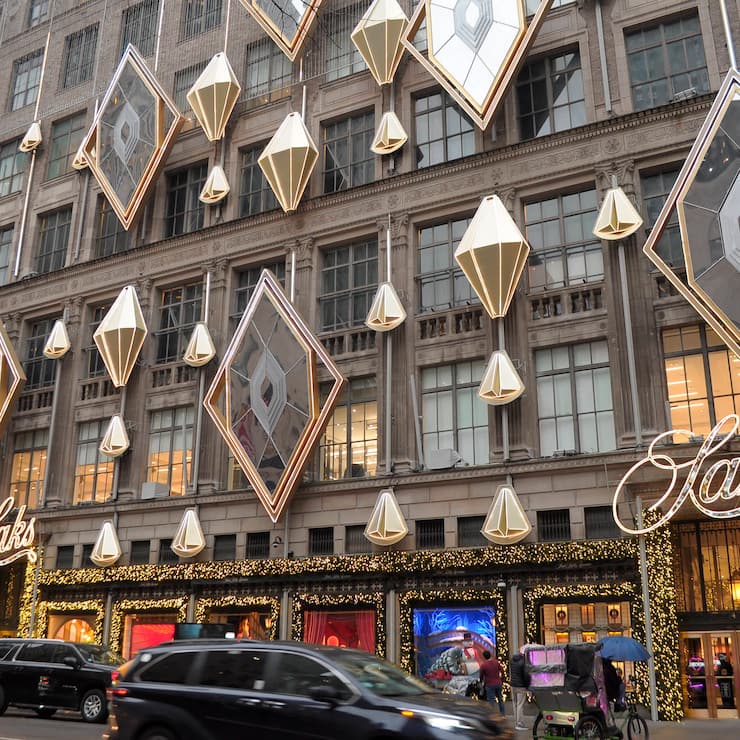 Daily Life in New York City, US - 25 Nov 2025 Saks Fifth Avenue is seen in Manhattan, New York City. New York United States Copyright: xJiminxKimx/xSOPAxImagesx JKIM_daily_life_nyc_nov_25_25_DSC6627.jpeg