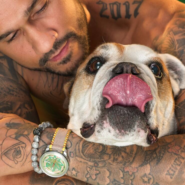 Die «mainstreamigsten» Produkte von Bomberg wurden eliminiert, man konzentriert sich auf Tattoos, Totenköpfe, mexikanische Wrestler, Zombie-Wikinger und CBD. 