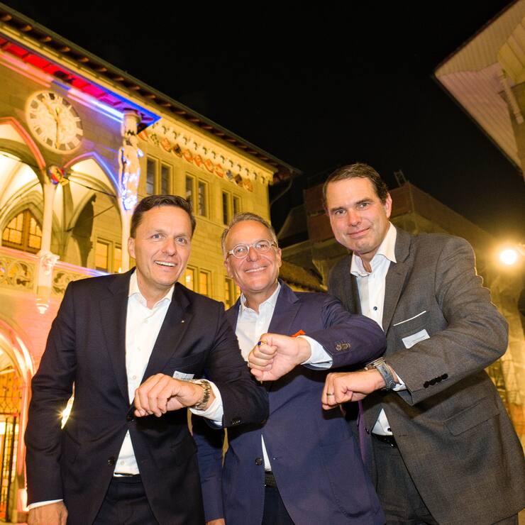 Knapp vor Mitternacht vor dem Berner Rathaus: Andreas Gerber;Jobst Wagner;Beat BrechbÃ¼hl