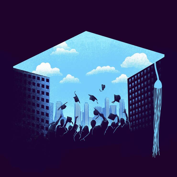 Graduates throwing mortarboards into blue sky over city financial district | Verwendung weltweit, Keine Weitergabe an Wiederverkäufer.