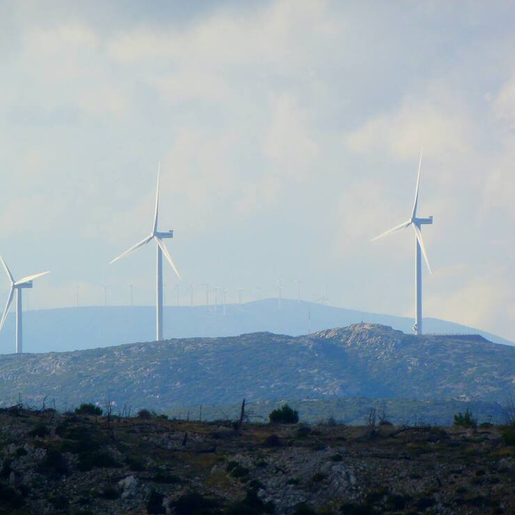 Windraeder auf einem Huegel