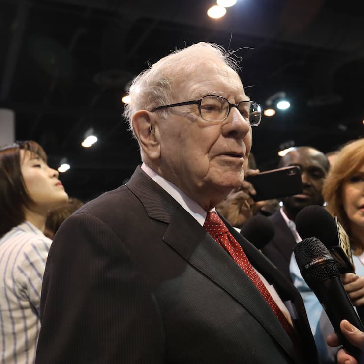 Warren Buffett, Vorsitzender und CEO von Berkshire Hathaway, spricht zu Reportern während der jährlichen Aktionärsversammlung des Unternehmens in Omaha, USA, am 4. Mai 2019. 