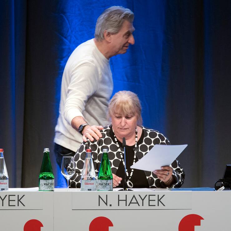 Nick Hayek, Praesident der Konzernleitung und Mitglied des Verwaltungsrates, links, und Nayla Hayek, Praesidentin des Verwaltungsrates der Swatch Group, anlaesslich der ordentlichen Generalversammlung der Swatch Group, am Mittwoch, 11. Mai 2016, in Grenchen. (KEYSTONE/ Peter Schneider)