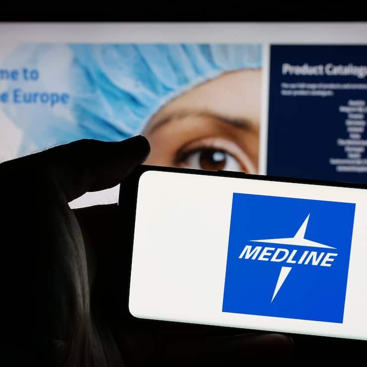 Ein Mobiltelefon mit dem Logo des US-amerikanischen Gesundheitsunternehmens Medline.
