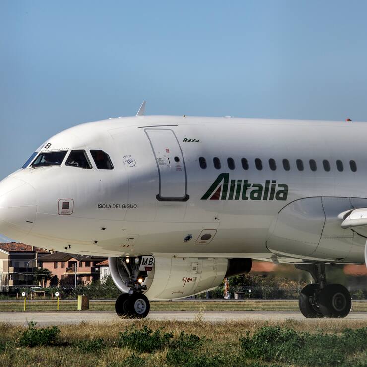 MILAN, ITALY - OCTOBER 24: An Airbus A320-216 passenger aircraft, operated by Alitalia, rolls on the tarmac at Linate airport on October 24, 2018 in Milan, Italy. Alitalia, the flag carrier of Italy, was put under special administration last year. The sale of the airline company must be concluded by the end of October 2018. (Photo by Emanuele Cremaschi/Getty Images)