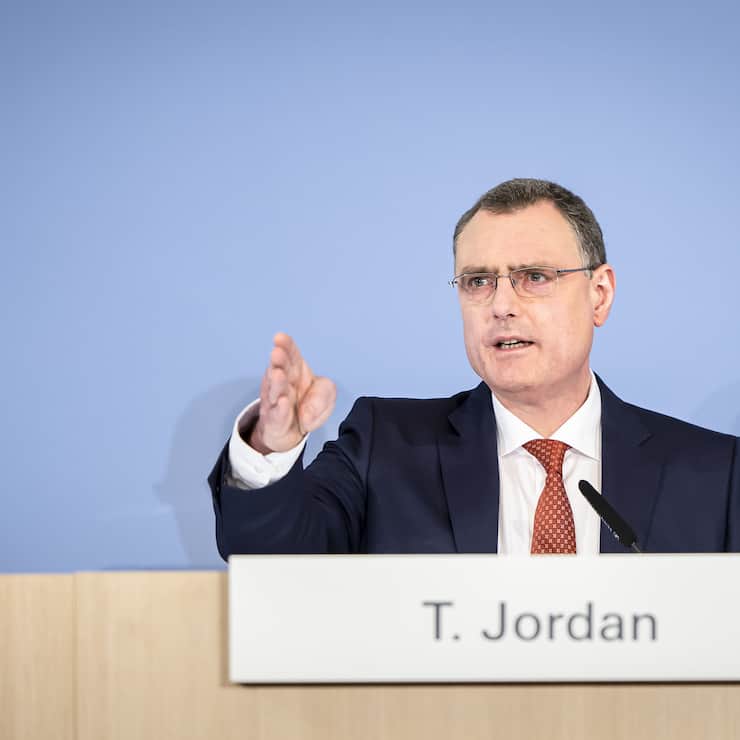 SNB-Chef Thomas Jordan versuchte die Finanzmärkte mit einem Berg von Geld zu beruhigen. Den Kurs der SNB-Aktie muss er dabei nicht im Blick haben. 