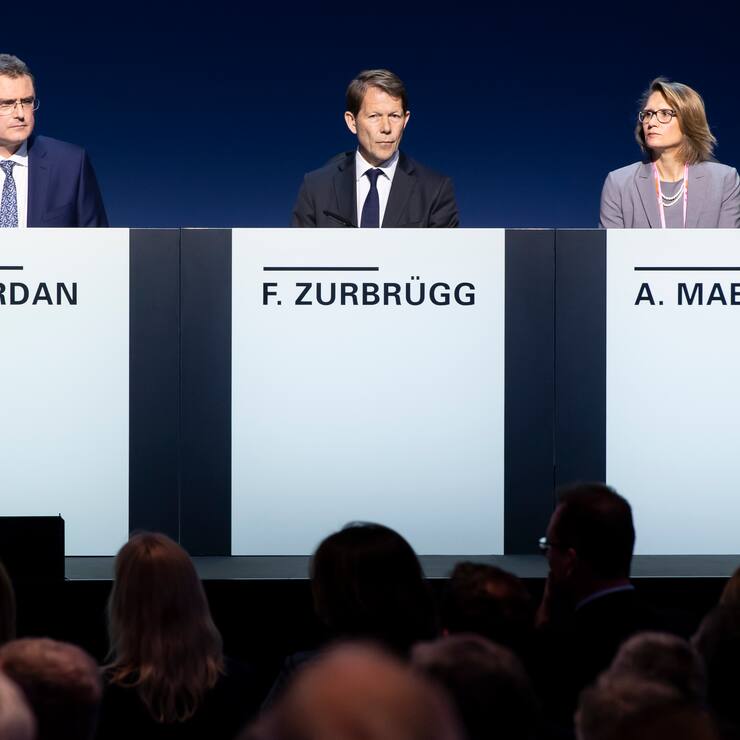 Thomas Jordan, Praesident der Schweizerischen Nationalbank SNB, Fritz Zurbruegg, Vizepraesident der Schweizerischen Nationalbank SNB, und Andrea Maechler, Mitglied des Direktoriums der Schweizerischen Nationalbank SNB, fotografiert an der 111. Generalversammlung, am Freitag, 26. April 2019 in Bern. (KEYSTONE/Anthony Anex)