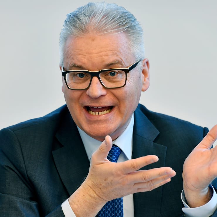 Riet Cadonau, CEO Dormakaba, orientiert an einer Medienkonferenz in Zuerich am Mittwoch, 8. Maerz 2017 ueber die Zahlen der ersten Haelfte des Geschaeftsjahres 2016/2017. Das Sicherheitstechnologie-Unternehmen Dormakaba hat in der ersten Haelfte des Geschaeftsjahres 2016/2017 Umsatz und Gewinn steigern koennen. Das Konzernergebnis wuchs im Vergleich zum Vorjahressemester um 28,7 Millionen auf 95,8 Millionen Franken an. (KEYSTONE/Walter Bieri)