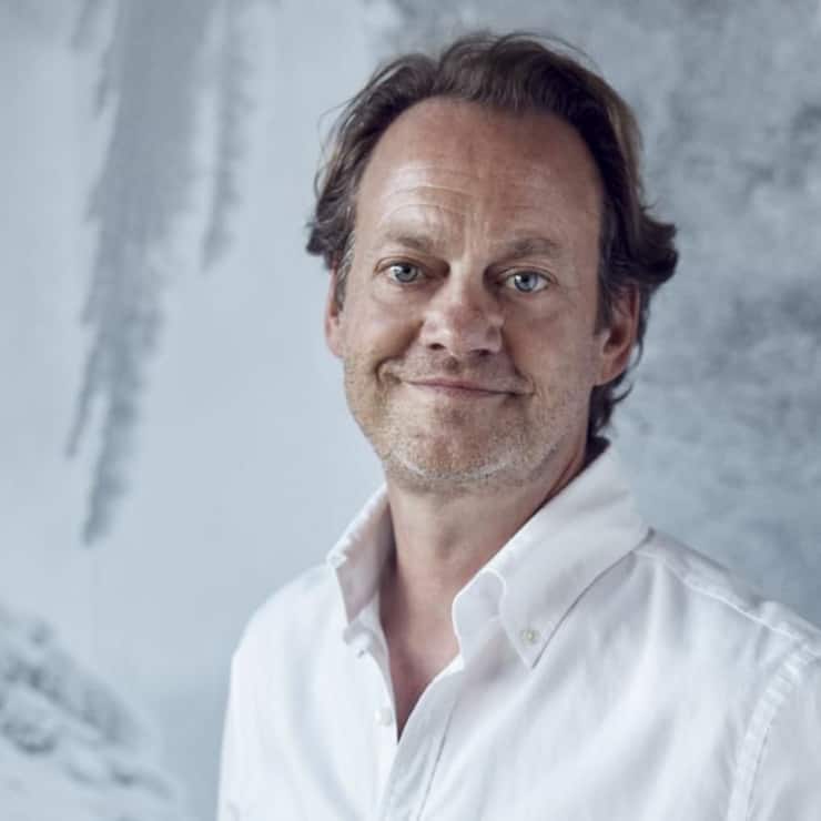 Porträt von Mammut-Chef Oliver Papst vor weissem Hintergrund.