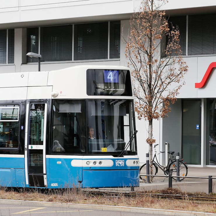 Tram vor dem Hauptsitz des Börsenkonzerns SIX in Zürich.