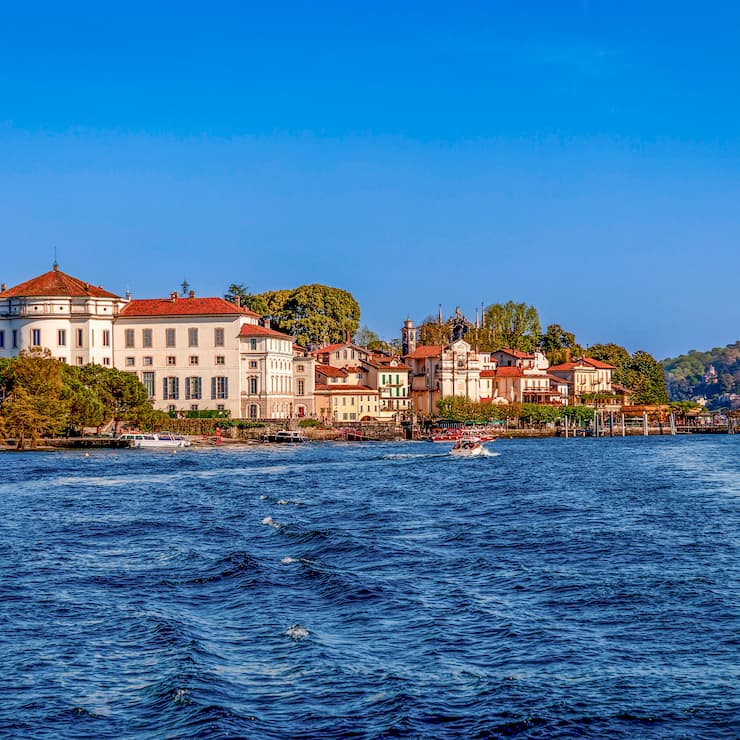 Blick auf die Borromäische Insel Isola Bella im Lago Maggiore, Italien.