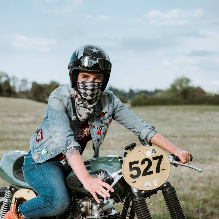 Bei Frauen auf Motorrädern gibt es viele Klischees.