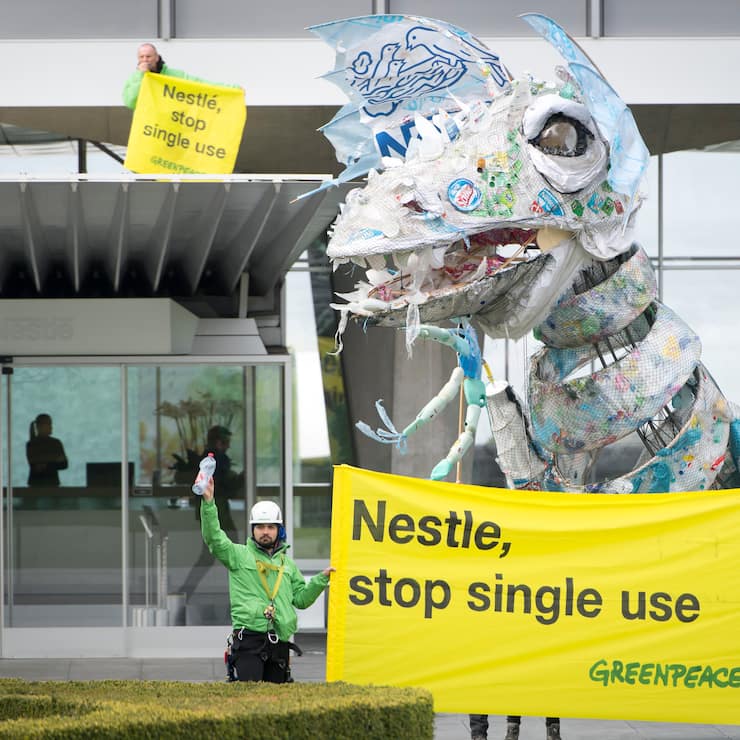SCHWEIZ GREENPEACE PLASTIK NESTLE PROTEST