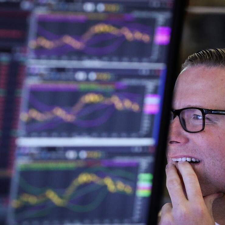 NEW YORK, NY - OCTOBER 11: Traders and financial professionals work ahead of the closing bell on the floor of the New York Stock Exchange (NYSE), October 11, 2018 in New York City. The Dow closed over 500 points down on Thursday, bringing 2-day losses to more than 1,300 points. (Photo by Drew Angerer/Getty Images)