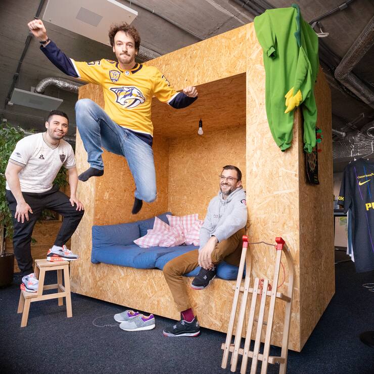 David Geisser (gelbes Shirt), Dominik Fricker (grauer Pullover), Sergio Muster