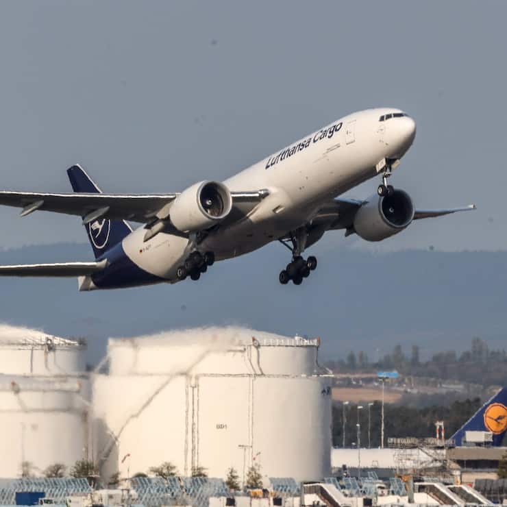 Eine Triple-Seven von Lufthansa Cargo am Flughafen Frankfurt.