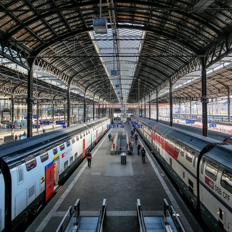 Bahnhofshalle, Bahnsteig mit Zügen der Schweizer Bundesbahn SBB, Bahnhof, Basel, Schweiz. Station concourse, platform with trains of the Swiss Federal Railway SBB, station, Basel, Switzerland. (KEYSTONE/imageBROKER/Uwe Kraft)