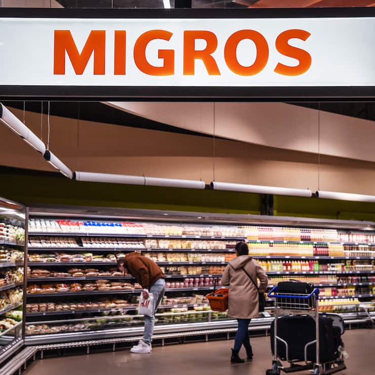 ARCHIVBILD ZUM UMSATZ DER MIGROS IM GESCHAEFTSJAHR 2021, AM DIENSTAG, 18. JANUAR 2022 - Das Migros Logo beim Ladeneingang, fotografiert am Samstag, 17. Februar 2018, am Flughafen Zuerich. (KEYSTONE/Melanie Duchene)
