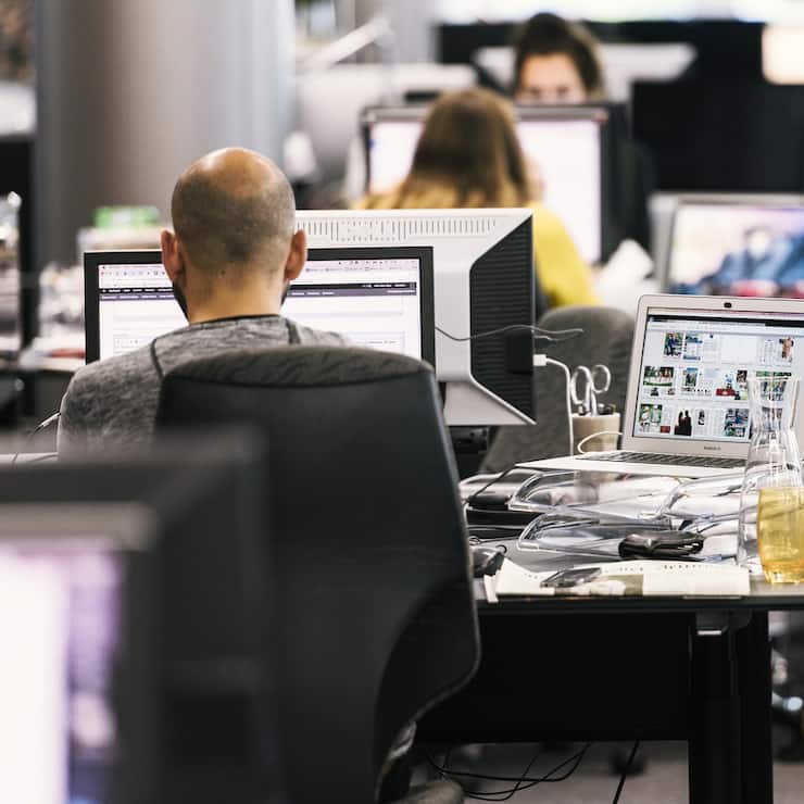 Employees work in an open-plan office at the headquarters of the media company Ringier Axel Springer Switzerland, pictured at the media center Medienpark in Zurich-Altstetten, Switzerland, on June 21, 2017. (KEYSTONE/Christian Beutler)Mitarbeiter der Ringier Axel Springer Schweiz in einem Grossraumbuero am Hauptsitz des Medienunternehmens im Medienzentrum Medienpark, aufgenommen am 21. Juni 2017 in Zuerich-Altstetten. (KEYSTONE/Christian Beutler)