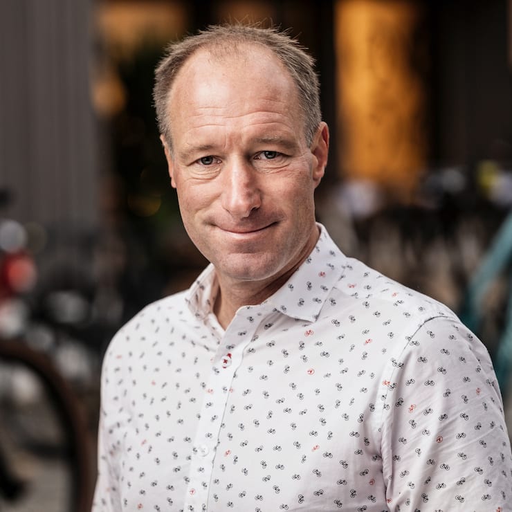 Der Fahrradunternehmer Thomas "Thoemu" Binggeli posiert beim Hauptgeschaft seines Unternehmens und dem Swiss Bike Park, am Dienstag, 28. November 2023 in Oberried bei Koeniz. Thoemu Binggeli gruendete mit 17 Jahren auf dem elterlichen Bauernhof in Oberried seine erste Velofirma, 1998 lancierte er die Eigenmarke Thoemus. Er entwickelte die E-Bikes "Stromer", im Jahr 2009 und den 2023 lancierten Twinner. (KEYSTONE/Alessandro della Valle) Thomas Binggeli, GrÃ¼nder und Inhaber ThÃ¶mus AG