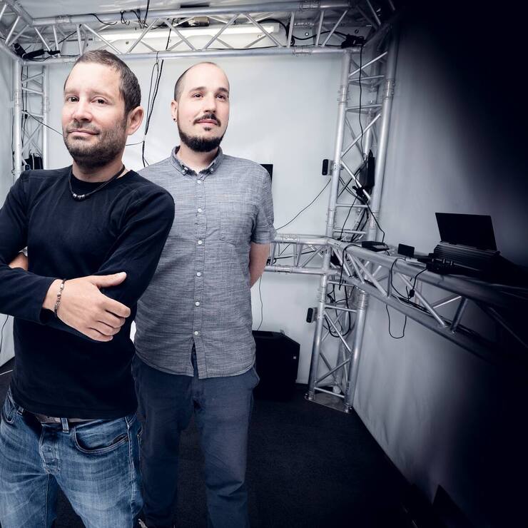 Javier Bello Ruiz (graues Hemd) und Robin Mange