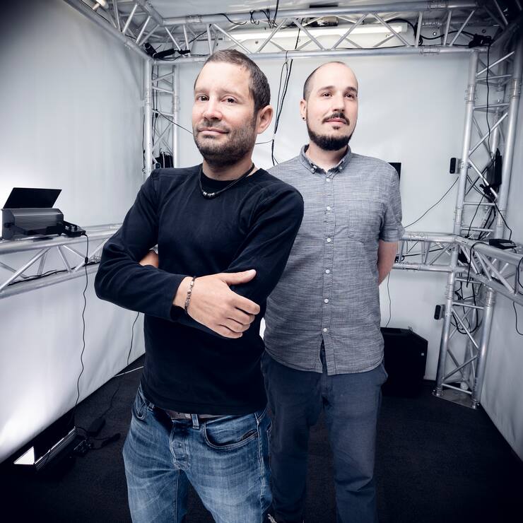 Javier Bello Ruiz (graues Hemd) und Robin Mange