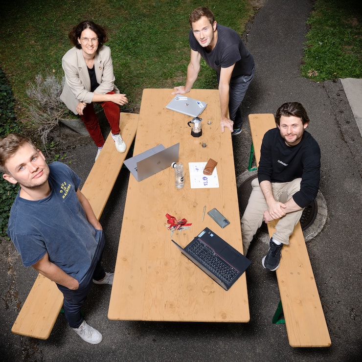 Startup BLP Digital - Tim Beck (Schwarzer Pullover), Sven Beck (blaues Shirt), Thore Harmuth (schwarzes Shirt) und Sabrina Schenardi