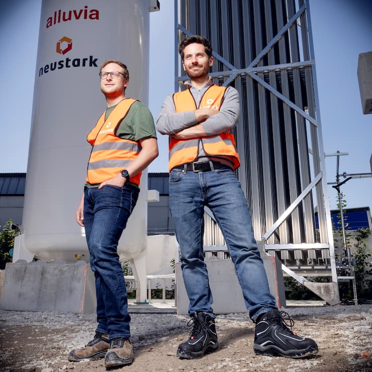 Johannes Tiefenthaler (links) und Valentin Gutknecht mineralisieren Kohlen­dioxid in Abbruchbeton.
