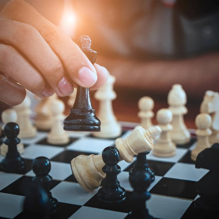 In der Wirtschaftspolitik sollte mehr gehandelt werden, wie beim Schachspielen: Der nächste Zug sollte minutiös entschieden werden.