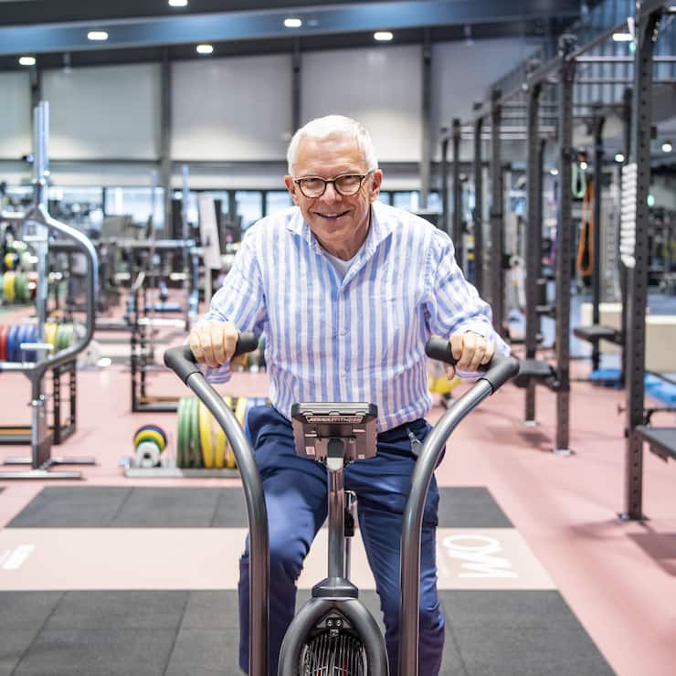 Der Apotheker und Wissenschaftler Hans-Peter Strebel (genannt HP Strebel) waehrend eines Rundganges durch das Spitzensport-Zentrum "OYM" ("On Your Marks"), am Mittwoch, 26. August 2020, in Cham. Der Sportkomplex von Hans-Peter Strebel bietet Spitzenathleten modernste Trainingsanlagen. (KEYSTONE/Urs Flueeler)