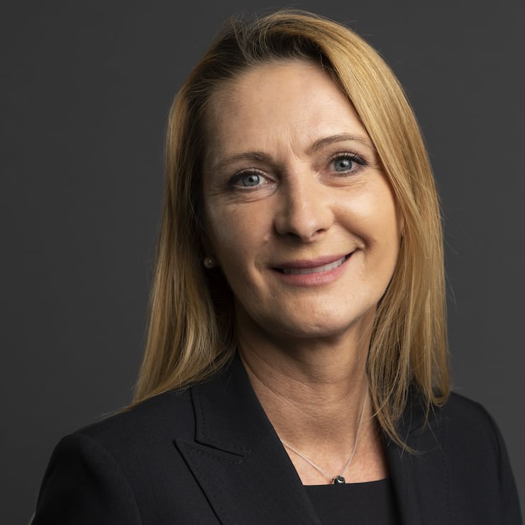 Sabine Bruckner, Geschaeftsfuehrerin Pfizer Schweiz posiert fuer ein Portrait nach einer Medienkonferenz, an der sie ueber die Lieferung von Impfdosen und die laufende Impfkampagne informiert hat, am Donnerstag, 25. Maerz 2021, in Bern. (KEYSTONE/Alessandro della Valle)