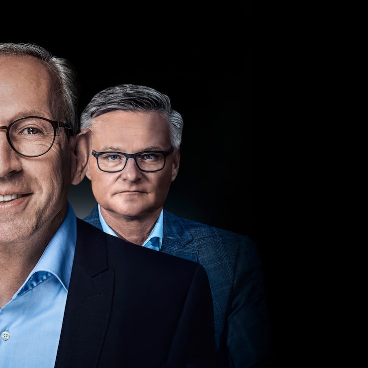 Die Chefs: Coop-CEO Philipp Wyss (l.) hat Grund zum Strahlen. Sein Laden ist aufgeräumt. Harte Einschnitte im ­Geschäftsmodell sind kein Thema. Er kann sich ­darauf konzentrieren, das Kerngeschäft voranzutreiben. Migros-Chef Mario Irminger steht vor dem Kraftakt, die zahlreichen Baustellen des Konzerns auf Vordermann zu bringen. Die Fehlschläge vergangener Jahre kommen die Migros teuer zu stehen.