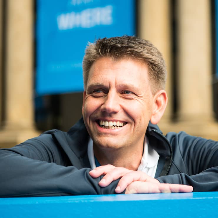 25.09.2019, Hessen, Frankfurt/Main: Oliver Steil, Vorsitzender des Vorstands von Teamviewer, steht vor der Börse. Beim Börsengang des Softwareherstellers Teamviewer handelt es sich um den größten Börsengang eines Technologieunternehmens seit dem Platzen der Dotcom-Blase. Das Göppinger Softwareunternehmen hat 2,2 Milliarden Euro eingesammelt. Foto: Andreas Arnold/dpa | Verwendung weltweit