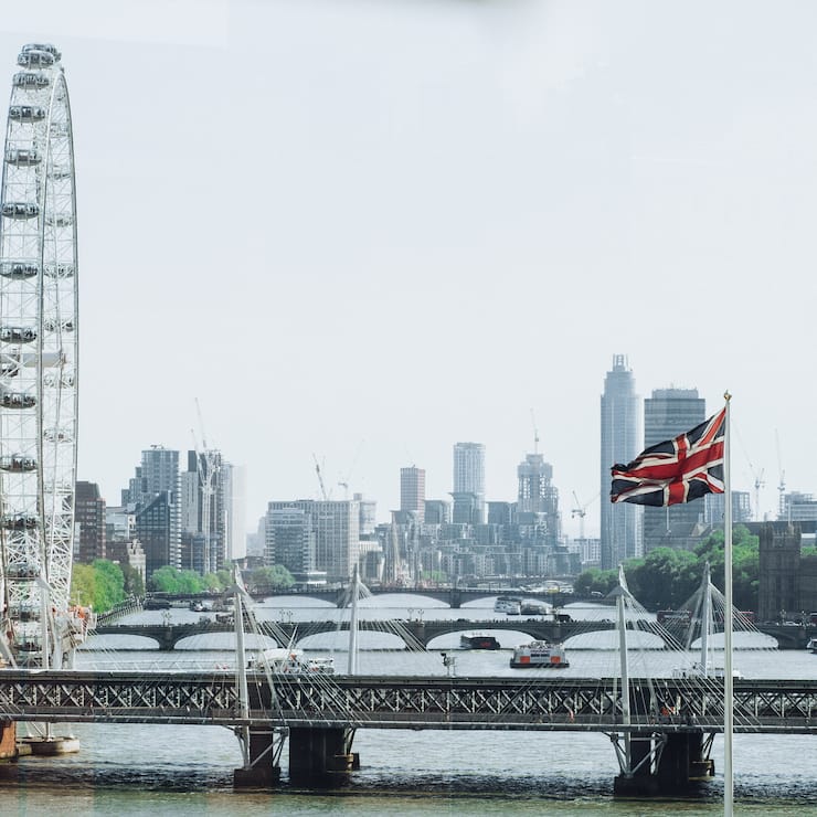 Blick über die Themse zum Parlamentsgebäude und Londoner Neubauvierteln im Stadteil Vauxhall.