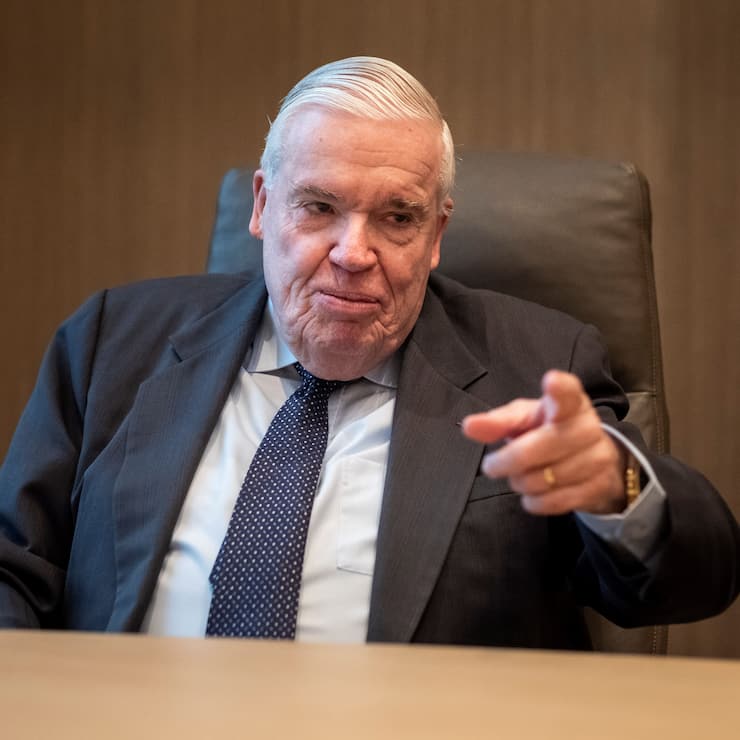 Der Hamburger Hafenbetreiber HHLA soll mit einem Teilverkauf an die Schweizer Reederei MSC unter Patron Gianluigi Aponte neue Wege gehen. Für die grösste Reederei vor Ort, Hapag-Lloyd, an der Logistikunternehmer Klaus-Michael Kühne (im Bild) 30  Prozent hält, ein Affront.