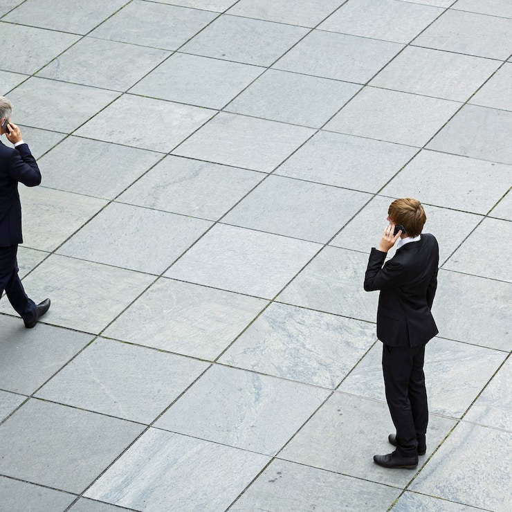 Bankangestellte am Telefon in Berlin. Im Finanzsektor verdient man nach wie vor gut.