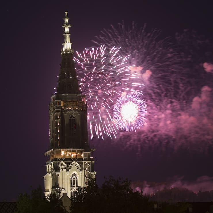 Feuerwerk ueber dem Berner Muenster, am Sonntag, 2. August 2015 in Bern. Das traditionelle 1. August-Feuerwerk wurde wegen schlechter Sicht auf den 2. August verschoben. (KEYSTONE/Peter Klaunzer)