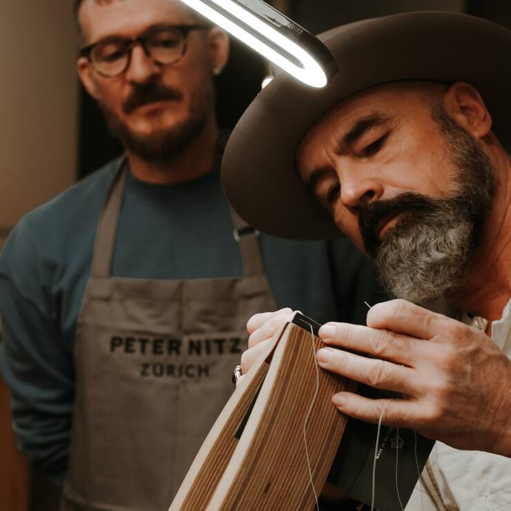 Im Atelier Peter Nitz an der Spiegelgasse 13 kann man angeleitet vom «Master in Leather Crafting» Lederwaren herstellen. Eine «schöne Erfahrung», resümiert Stephan Poth, der am Tag unseres Besuchs bei Nitz einen Kreditkartenhalter fabriziert. 
